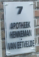 Gegraveerde moderne luxe naamplaat in PLEXI - 20 x 15 cm - VOORDEELPAK met 4 siervijzen en 1 luxe sokkel inclusief